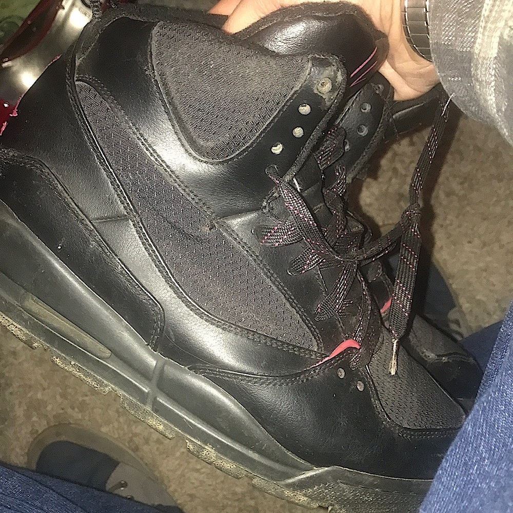 AIR JORDAN NIKE WOMENSWEARS SIZE 7